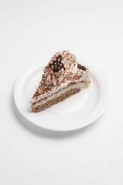 Dekorierter Schokoladenkuchen Mit Ölcreme Auf Weißem Teller — Stockfoto