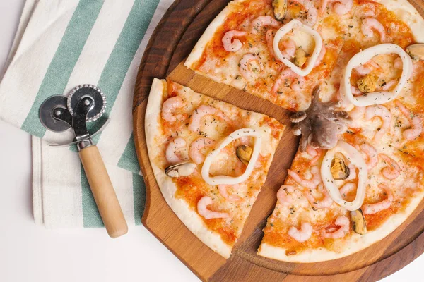 Крупный План Нарезанной Пиццы Томатным Соусом Сыром Осьминогом Кольцами Кальмара — стоковое фото