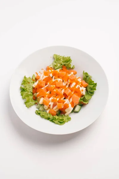 그릇에 물고기 마요네즈 양상추와 샐러드 — 스톡 사진