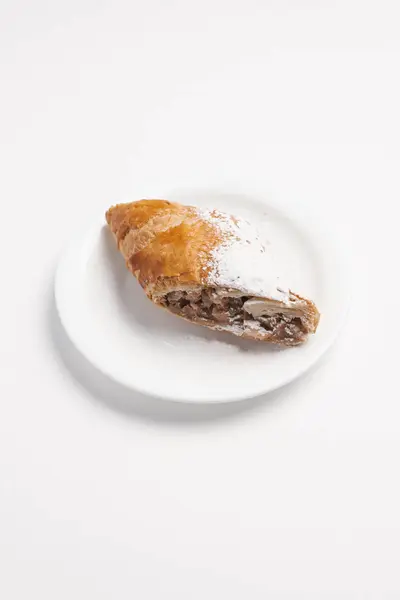 Strudel Mele Decorato Con Zucchero Polvere Servito Piatto Bianco — Foto Stock