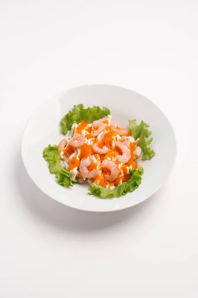 그릇에 물고기 마요네즈 양상추와 샐러드 — 스톡 사진