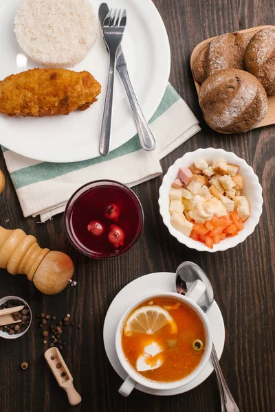 Horní Pohled Polévky Rýže Kotlet Salát Kompot Chléb Servírované Dřevěný — Stock fotografie