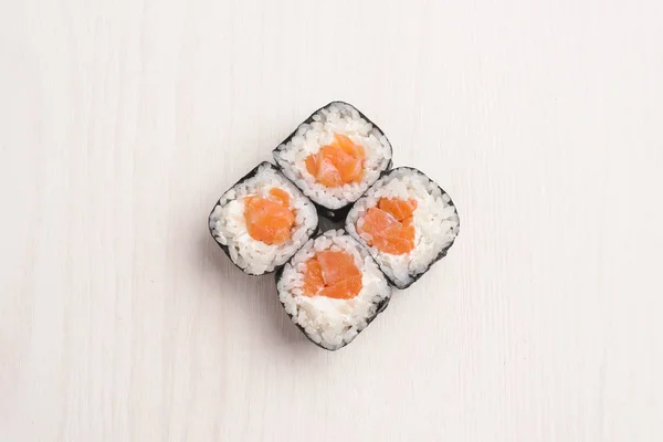 Ovanifrån Maki Sushi Med Lax Och Philadelphia Ost Serveras Beige — Stockfoto