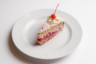 Bisküvi kek çilek ile izole beyaz arka plan üzerinde beyaz tabakta servis