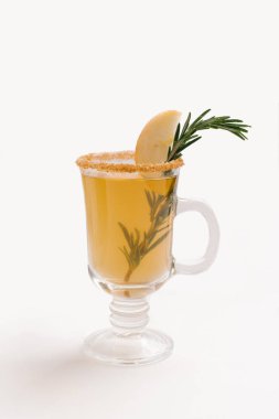 Beyaz arka plan üzerinde izole şeker RIM, biberiye ve limon dilimi ile cam yeşil çay servisi