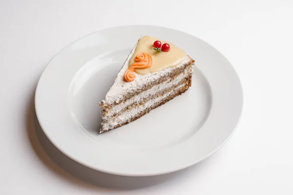 Geschichteter Kuchen Mit Schlagsahne Beeren Und Kondensmilch Auf Weißem Teller — Stockfoto