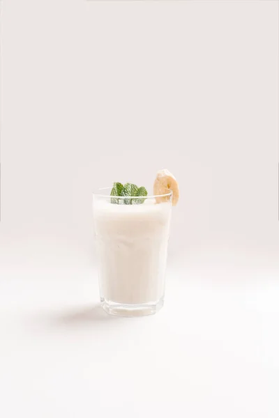 Detailní Záběr Koktejl Mlékem Banánů Skle Izolovaných Bílém Pozadí — Stock fotografie