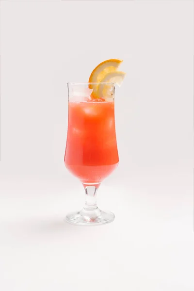 Cocktail Bay Breeze Servito Bicchiere Con Fette Limone Isolate Fondo — Foto Stock