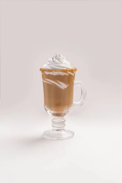 Koffie Met Slagroom Geserveerd Glas Met Suiker Velg Geïsoleerd Witte — Stockfoto