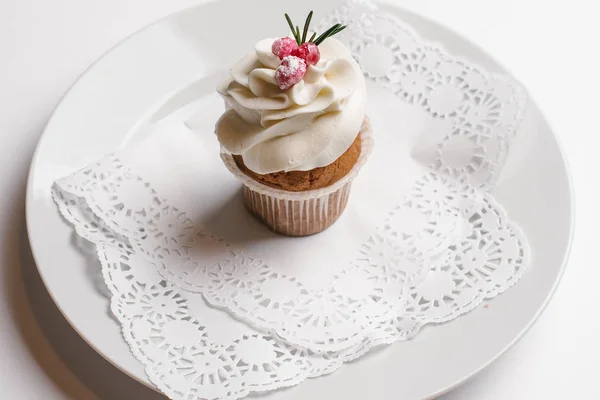 Cupcake Κρέμα Βουτύρου Και Μούρα Υπηρέτησε Στο Λευκό Πιάτο Που — Φωτογραφία Αρχείου