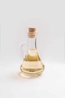 Beyaz arka plan üzerinde izole mantar ile cam sürahi içinde servis ham ayçiçek yağı