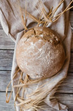 Ahşap masa üzerinde buğday ile peçeteye servis ekmek en iyi görünümü