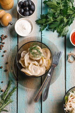 Et köfte closeup cam tabak çatal bıçak takımı mavi ahşap masa üzerinde hizmet verdi