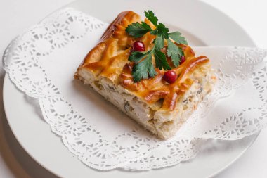 Etli börek closeup beyaz beyaz arka plan üzerinde izole peçete ile tabakta