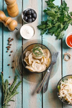 Et köfte closeup cam tabak çatal bıçak takımı mavi ahşap masa üzerinde hizmet verdi