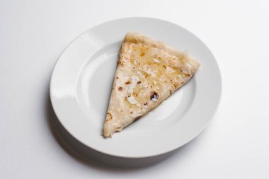 Krep eritilmiş tereyağı ile izole beyaz arka plan üzerinde beyaz tabakta servis