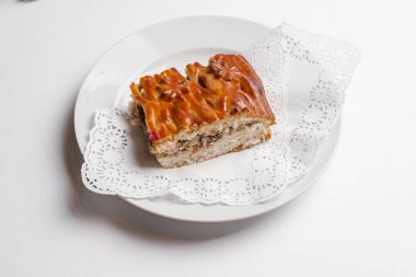 Tavuk ve mantar pasta izole beyaz arka plan üzerinde beyaz tabakta servis