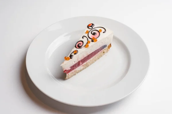 Youghurt 딸기와 레이어 케이크 배경에 접시에 — 스톡 사진