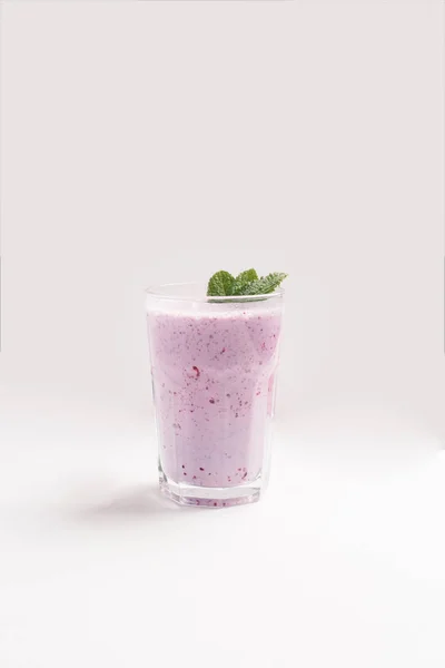 白色背景玻璃上的牛奶和黑莓的特写 — 图库照片