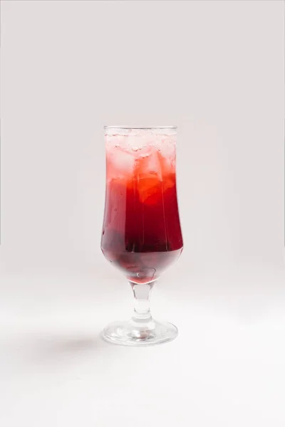Cocktail Rosso Alcol Con Ghiaccio Servito Vetro Isolato Fondo Bianco — Foto Stock