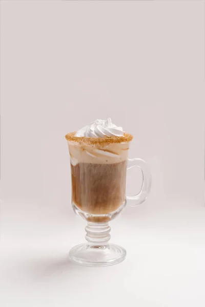 Koffie Met Slagroom Geserveerd Glas Met Suiker Velg Geïsoleerd Witte — Stockfoto