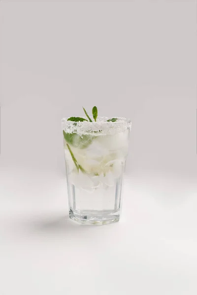 Wodka Tonic Cocktail Geserveerd Het Glas Met Suiker Velg Ijs — Stockfoto