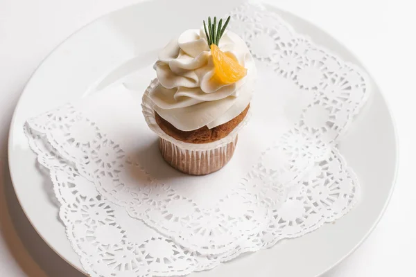 Cupcake Mit Buttercreme Und Orangenstück Auf Weißem Teller Auf Weißem — Stockfoto