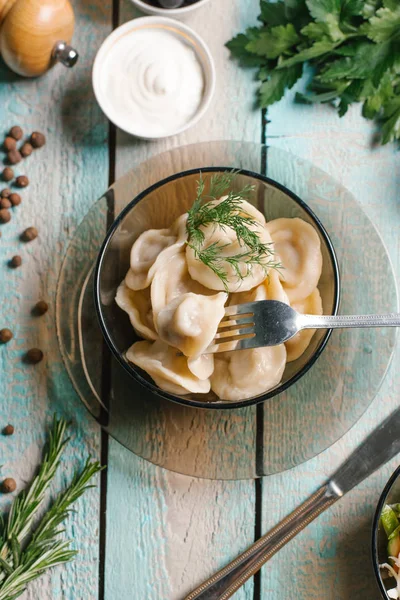 Et köfte closeup cam tabak çatal bıçak takımı mavi ahşap masa üzerinde hizmet verdi