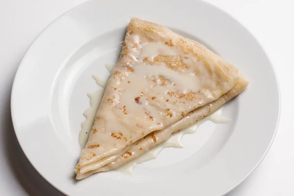 Primer Plano Crepe Con Leche Condensada Servida Sobre Placa Blanca —  Fotos de Stock