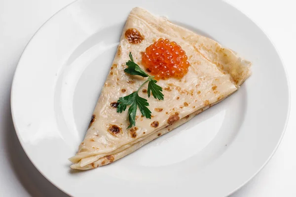 Crêpe Met Kaviaar Peterselie Geserveerd Witte Plaat Geïsoleerd Witte Achtergrond — Stockfoto