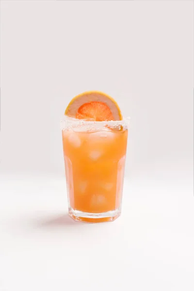 Alkoholcocktail Mit Zitrusfrüchten Serviert Glas Mit Grapefruitscheibe Und Eis Auf — Stockfoto