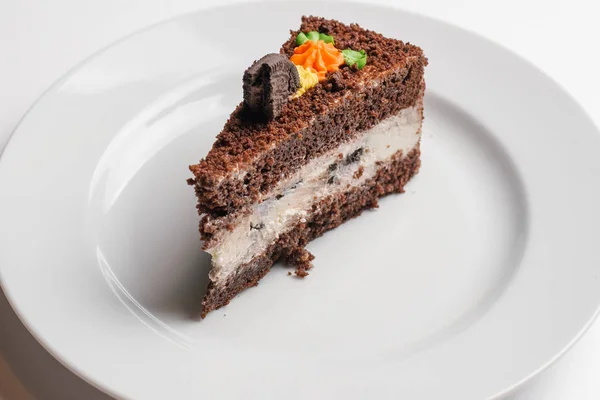 Schokoladenkuchen Mit Buttercreme Auf Weißem Teller Auf Weißem Hintergrund — Stockfoto