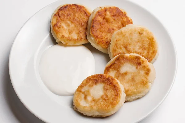 Nahaufnahme Von Frischkäse Pfannkuchen Mit Saurer Sahne Serviert Weißen Schüssel — Stockfoto