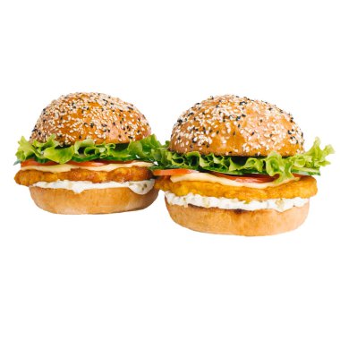 Marul, domates, peynir, tavuk schnitzel ve tartar sosu beyaz arka plan üzerinde izole çizburger closeup