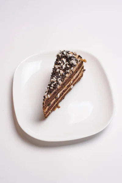 Schokolade Dekorierten Kuchen Mit Gekochter Kondensmilchcreme Auf Weißem Teller Auf — Stockfoto