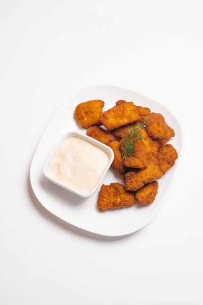 Hähnchenpanierte Nuggets Mit Mayonnaise Auf Weißem Teller Auf Weißem Hintergrund — Stockfoto