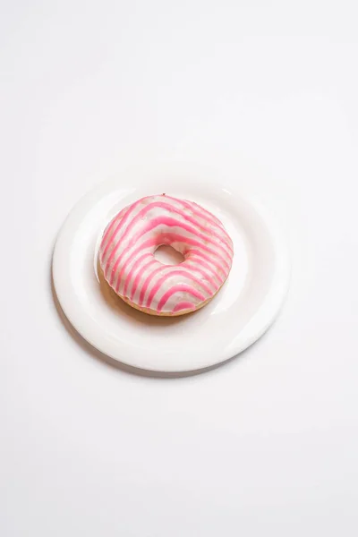 Donut Rosa Esmaltado Servido Plato Blanco Aislado Sobre Fondo Blanco — Foto de Stock