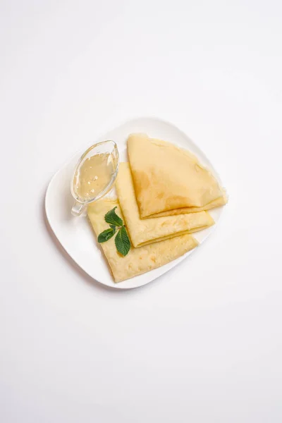 Drei Crêpes Mit Honig Und Minzblättern Auf Weißem Teller Auf — Stockfoto