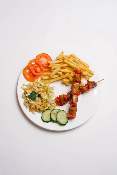 Frytki Kebab Kurczaka Pokrojone Ogórki Pomidory Sałatka Kapusty Podawane Talerzu — Zdjęcie stockowe
