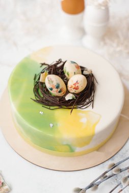 Yumurta, bej renkli peçete, kesilmiş kağıt ve Söğüt dalları ile sırlı kek Gıda kompozisyonu 