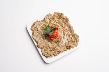 Sığır straganof ile dilimlenmiş domates beyaz tabakta