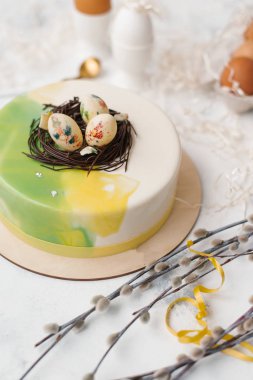 Ahşap plaka ve bej mermer yüzeyi ile yumurta, kağıt ve Söğüt dalları kesip peçeteye camlı pasta üstüne yumurtalı bileşimi gıda hizmet