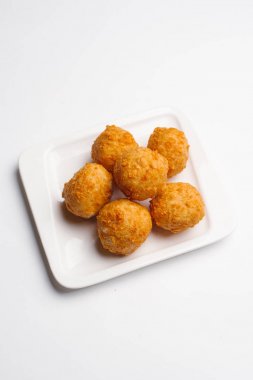 Beyaz tabakta derin Kızarmış köfte