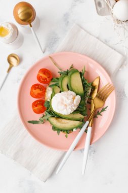 Bıçak, çatal, kaşık ve arka plan üzerinde yumurta pembe plaka üzerinde sebze salatası Gıda kompozisyonu