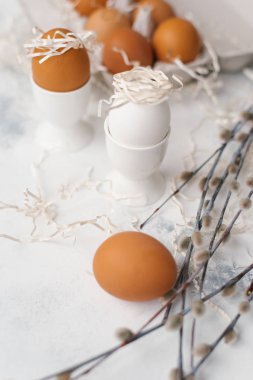 Haşlanmış ve taze yumurta, kesilmiş kağıt ve Söğüt dalları mermer yüzeyi Gıda kompozisyonu