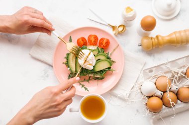 Eller çatal ve mermer masada salata ile