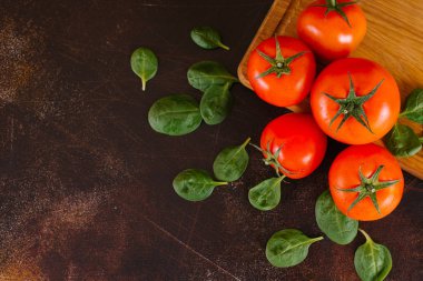 Taze domates fesleğen ahşap tahta üzerinde ile
