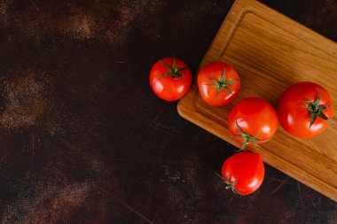 Tahtada taze kırmızı domatesler