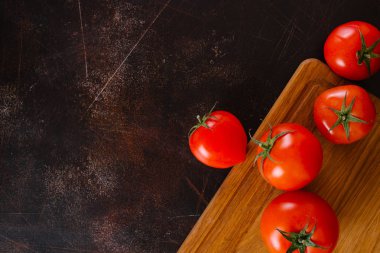 Tahtada taze kırmızı domatesler