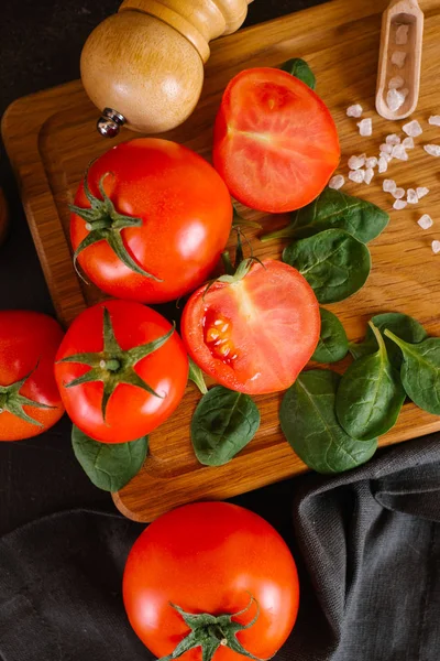 Frische Tomaten Basilikum Meersalz Mit Schaufel Auf Holzbrett — Stockfoto